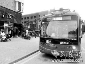 武汉多条公交线路遭开发商驱赶 曾被求着进小区